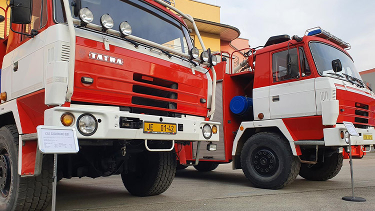 Dvě cisterny mají nové majitele. Klíče si převzaly jednotky dobrovolných hasičů