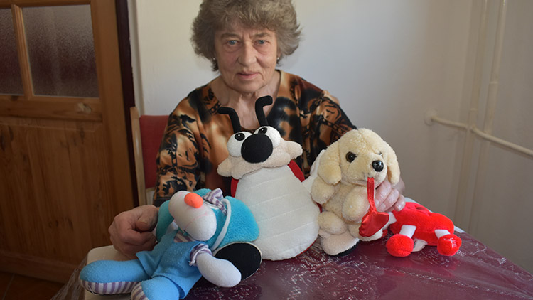 Seniorka z Prostějova věnovala ošacení i hračky