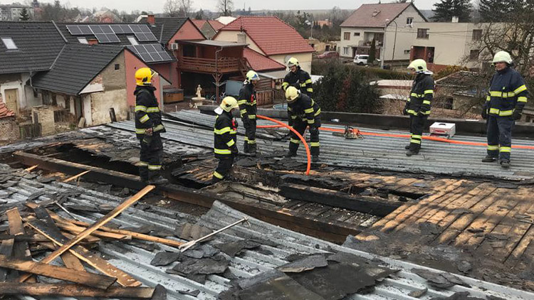 V Doloplazech hořela střecha rodinného domu