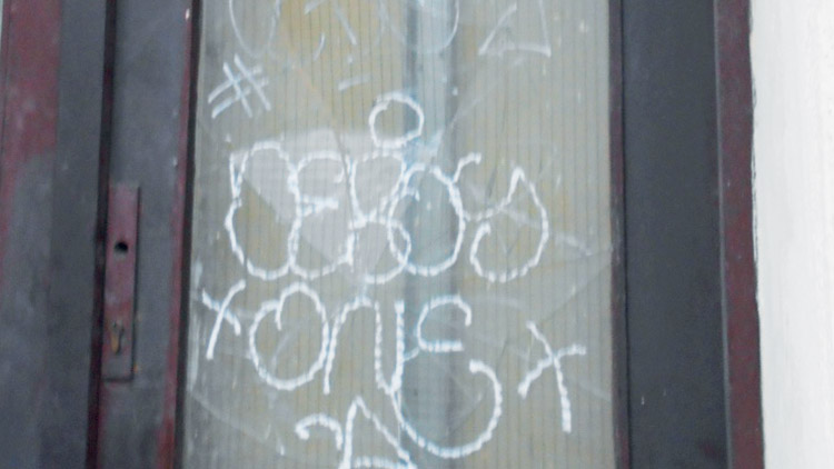 Opilý mladík „vysklil“ dveře