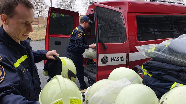Hasiči hasičům. Sbory věnovaly stovky přileb, zásahových obleků a dalšího vybavení
