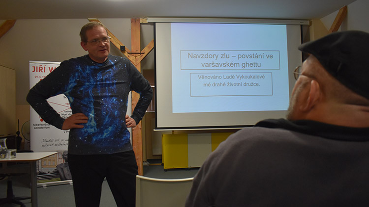 Přednášku v knihovně věnoval  historik zemřelé manželce