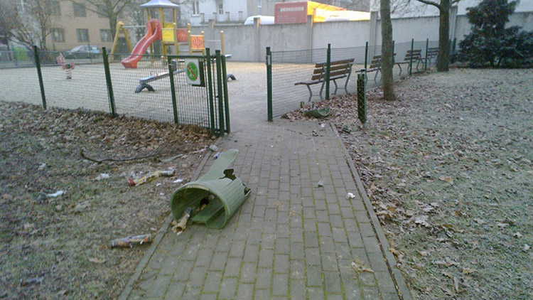 Vandalové zničili 33 odpadkových košů