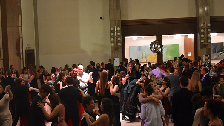 V „Kasku“ to žilo! Maturitní ples Obchodní akademie nadchl