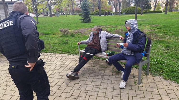 Skupinka popíjela v parku