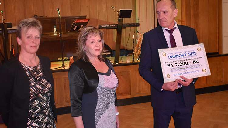 Rotariáni na plese opět pomáhali