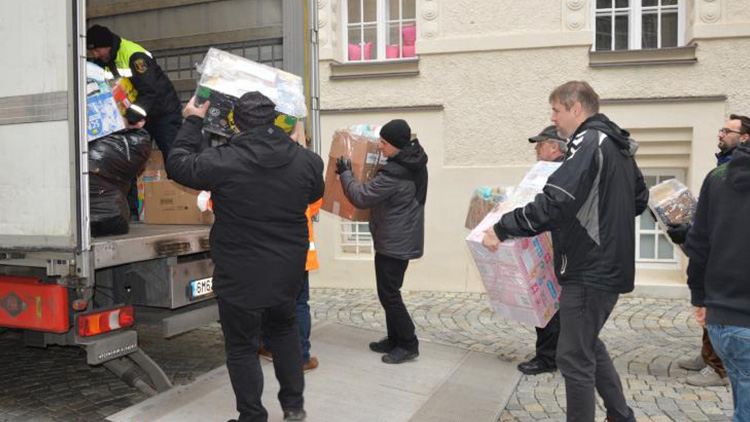 Na Ukrajinu putuje ošacení, potraviny i zdravotnické potřeby