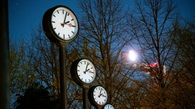 Neděle bude o hodinu kratší, nezapomeňte si přetočit hodiny