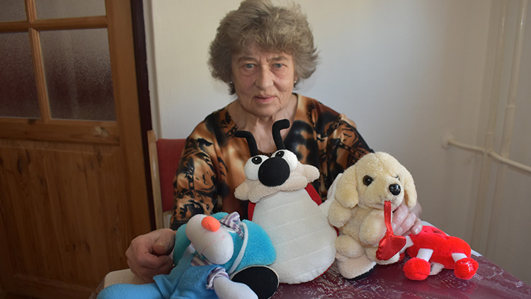 Seniorka z Prostějova věnovala ošacení i hračky