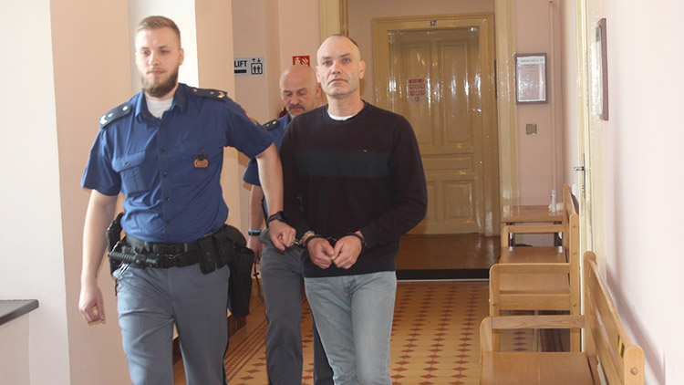 Po rozchodu „vyžahl“ flašku rumu  a rozjel se za přítelkyní 