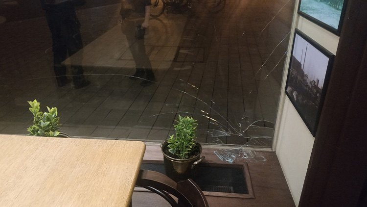 Vykázaný opilec se „pomstil“