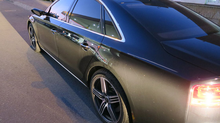 Po městě rozsévá zkázu: naboural auta a vždy ujel. Policie pátrá...