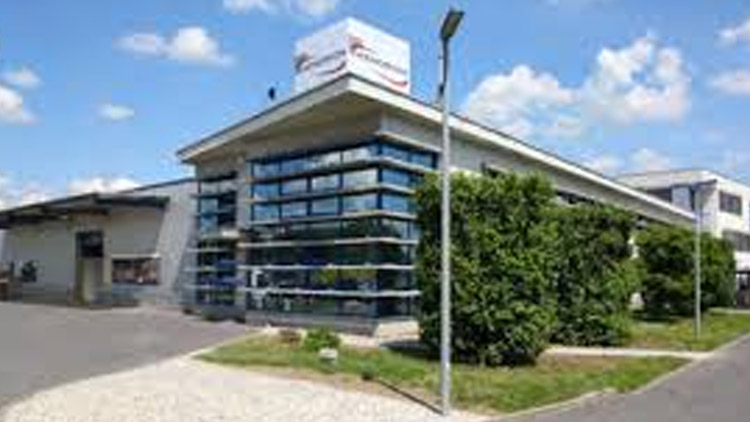  „FIRMY  JEDOU DÁL“