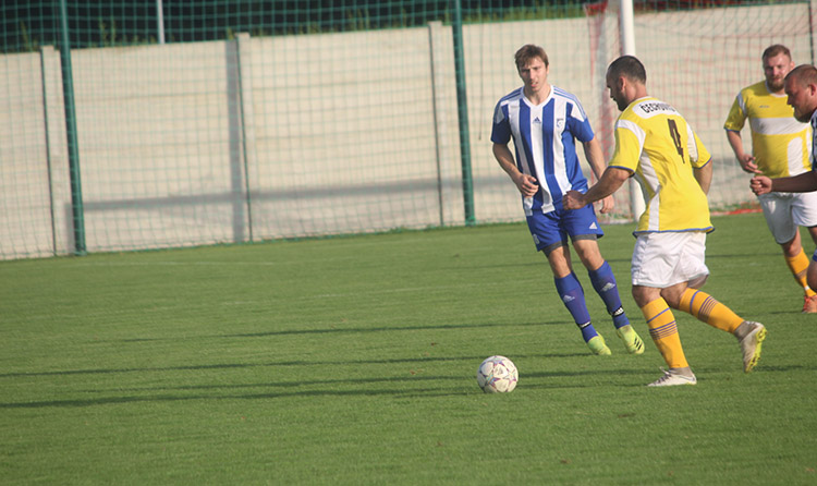 Dva kohouti na hřišti, pak až zbytek