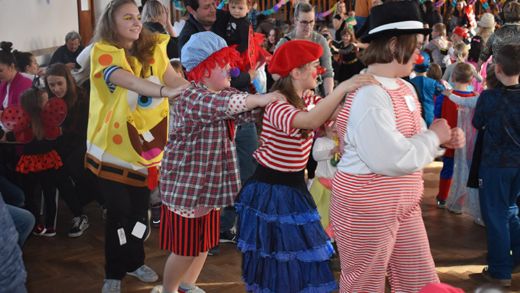 Děti na karnevalu v Žárovicích rozjely i mašinku