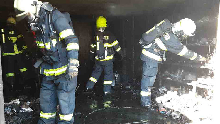 Garáž v Laškově  zpustošily plameny