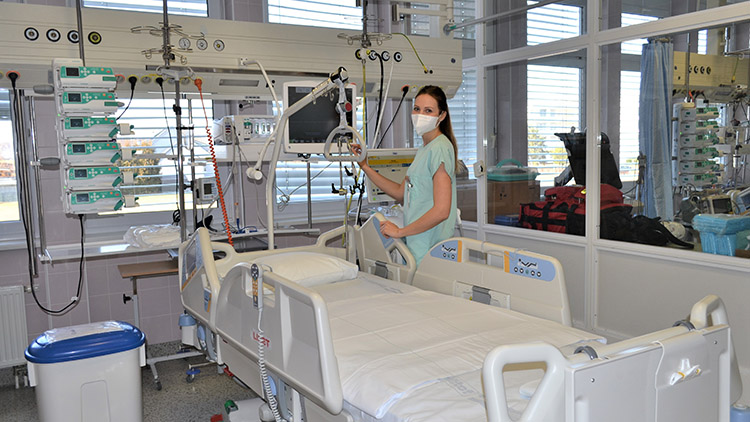 Na pacienty v ohrožení života čekají nová pohodlná lůžka