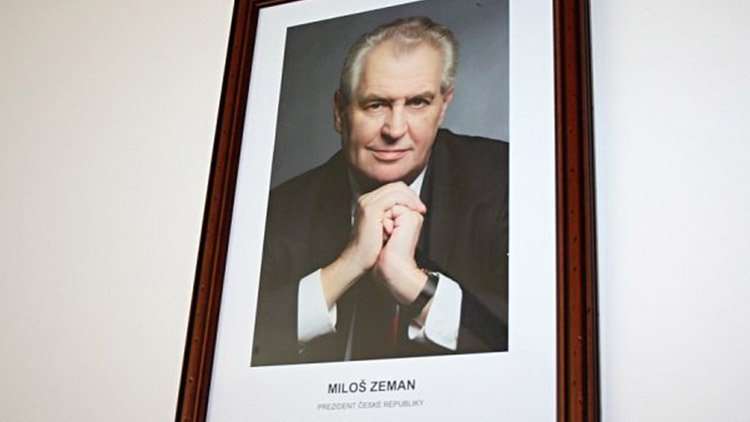 Zeman už ve školách viset nebude