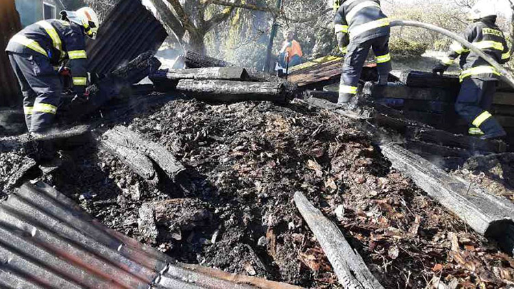 V Rakůvce hořel kompost i plot