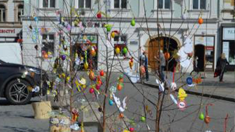 Náměstí zkrášlí velikonoční stromečky