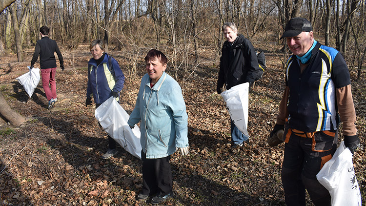 Uklízeči našli podprsenku,  použitou ortézu, motorový olej...