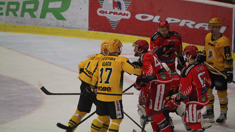 Oslabení Jestřábi bojovali, ale Vsetín si dva mečboly uhrál