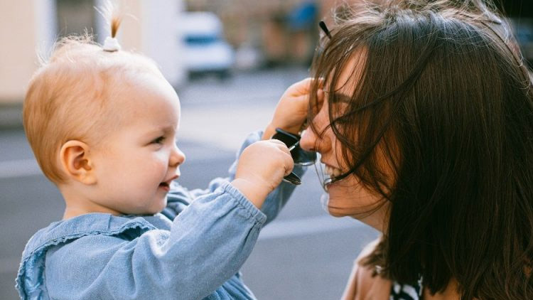 Zájem o náhradní výživné v České republice roste. Od července 2021 přijaly úřady více než 7 tisíc žádostí