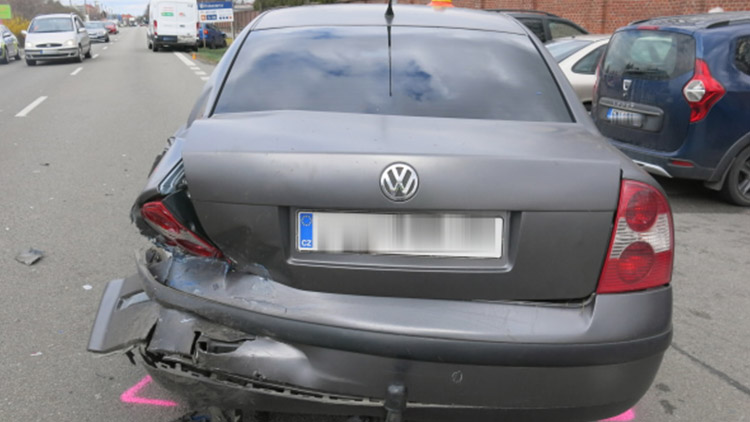 Nehoda tří vozidel před hřbitovem