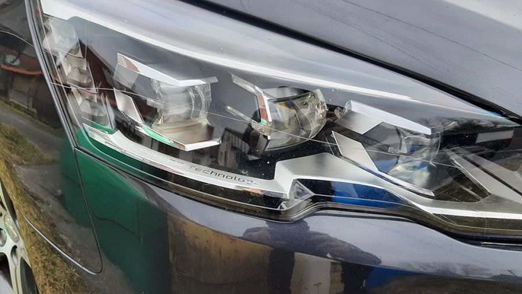 Vandal rýhami poničil  luxusní vozidlo Peugeot