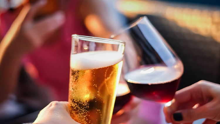 Víno smíchala s pivem. A jela!