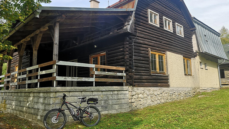 Z chaty odjel na kole