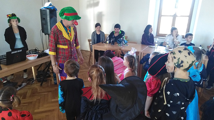 Děti v Hluchově roztančil šašek VIKY