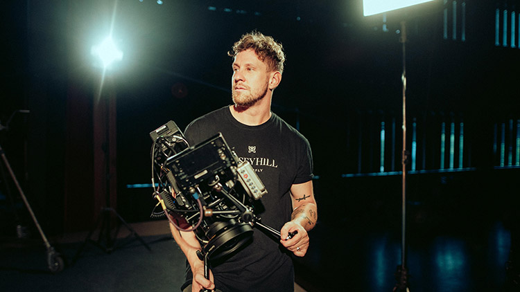 Ondřej Kudyn: „Ve fabrice jsem dal výpověď  a začal točit klipy pro Mirai!“