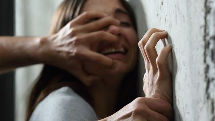 Škrtil svoji partnerku, pak demoloval koupelnu