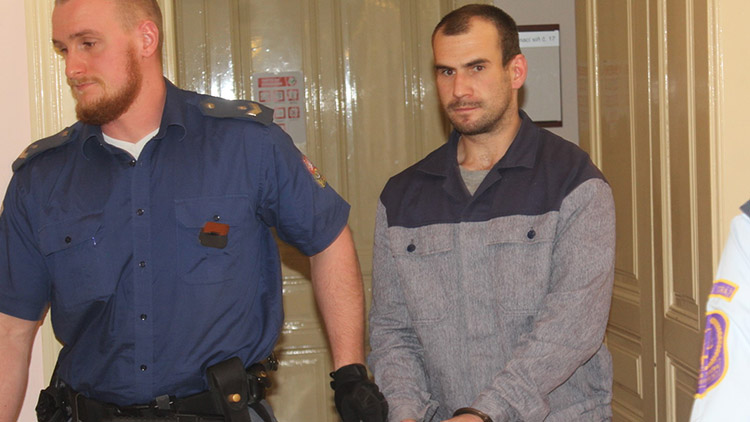  „Zabiju tě!“ řval u nádraží s rozbitou flaškou v ruce 