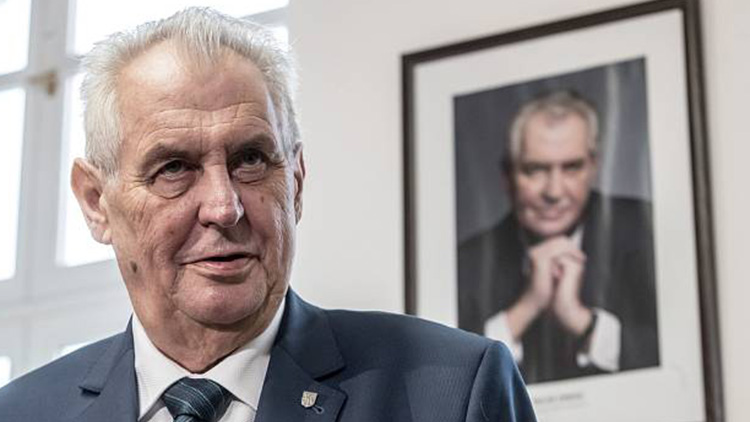 Drsná výzva krajského radního školám: Sundejte obraz zločince!