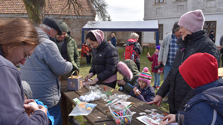 Veselé velikonoční tvoření na faře ve Smržicích