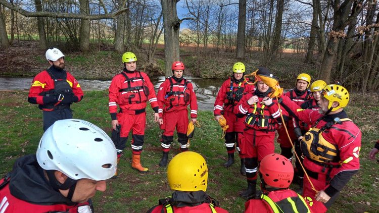 Vodácká sezóna začala. Hasiči trénovali komplikovanou záchranu z jezu