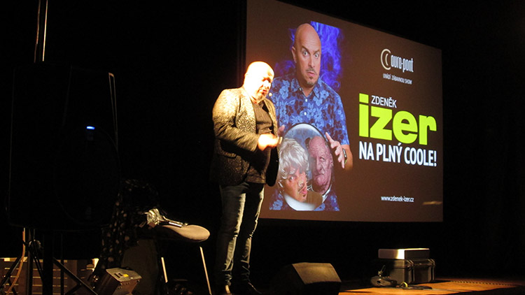 Smích i čekání. Zdeněk Izer  potěšil publikum v sokolovně