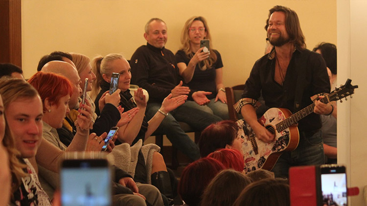 Koncert jak cyp! Krajčo  vyprodané divadlo roztleskal  už při úvodní písni