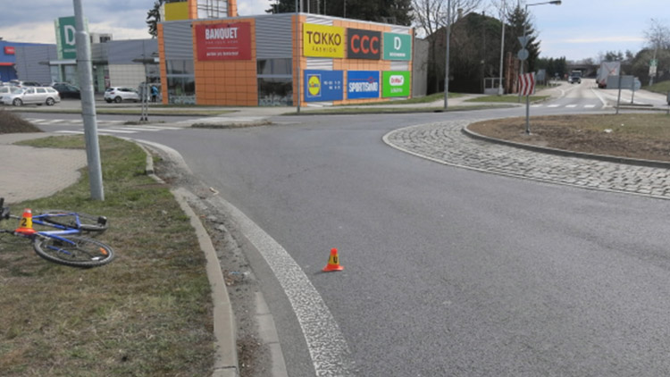 Senior to „napálil“ do auta