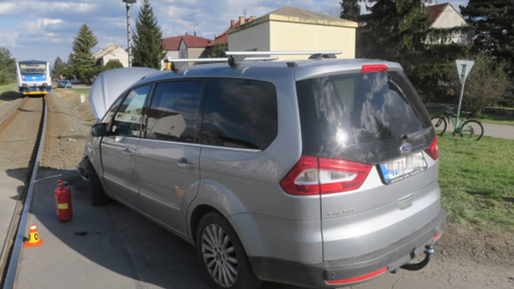 Navzdory výstraze vjela na přejezd. I s dětmi