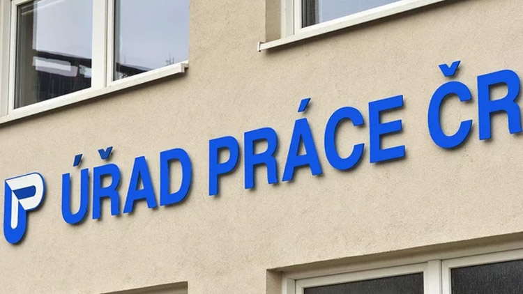 Nezaměstnanost opět klesá, volných míst je více
