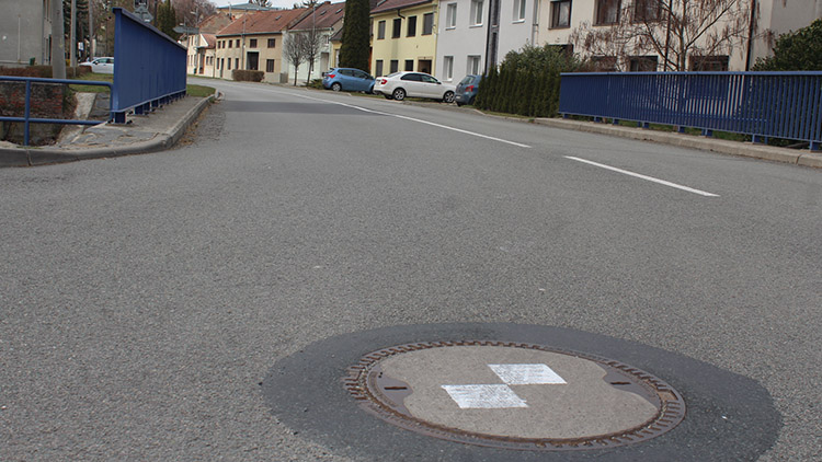 Obdélníky na silnicích poslouží  ke vzniku digitální mapy 