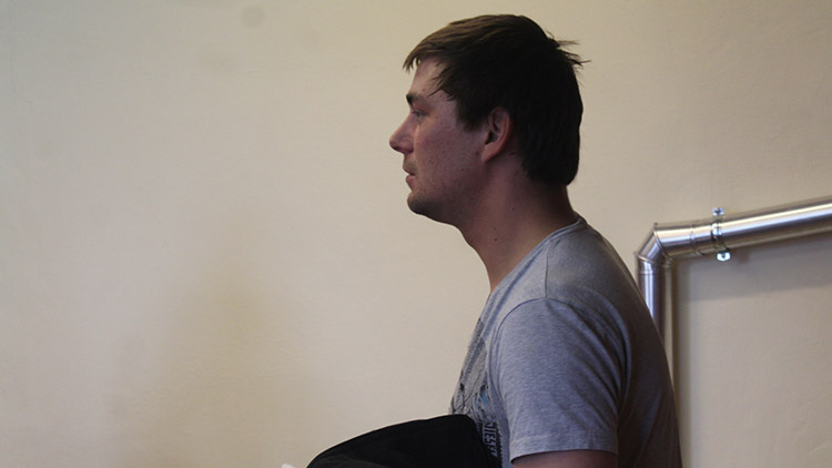 Kamaráda vlákali do pasti. Pak jej zbili a okradli