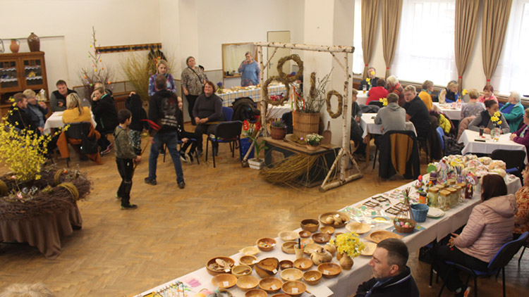 Ve Tvorovicích oslavili jaro jarmarkem a pletením pomlázek