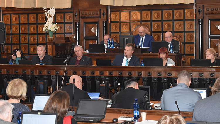 Toto úterý se mimořádně ¨  sejde zastupitelstvo. Proč?