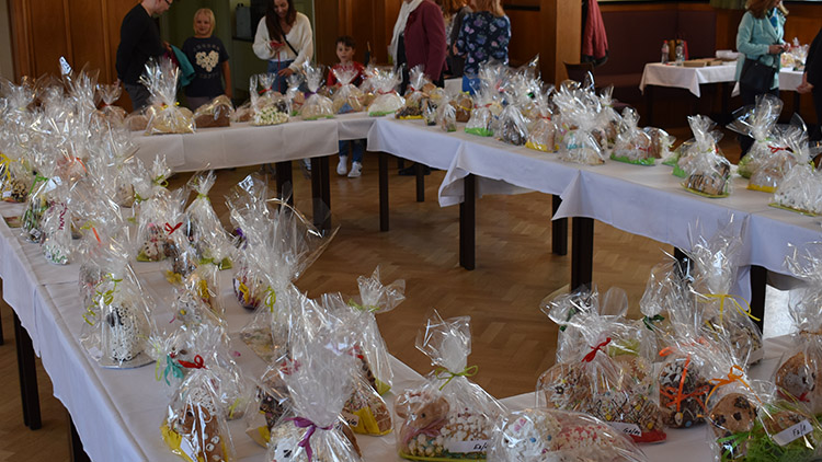 Rotariáni vystavili nazdobené velikonoční beránky