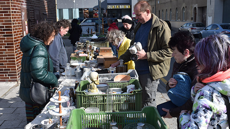 Bleší trh přilákal nejen sběratele