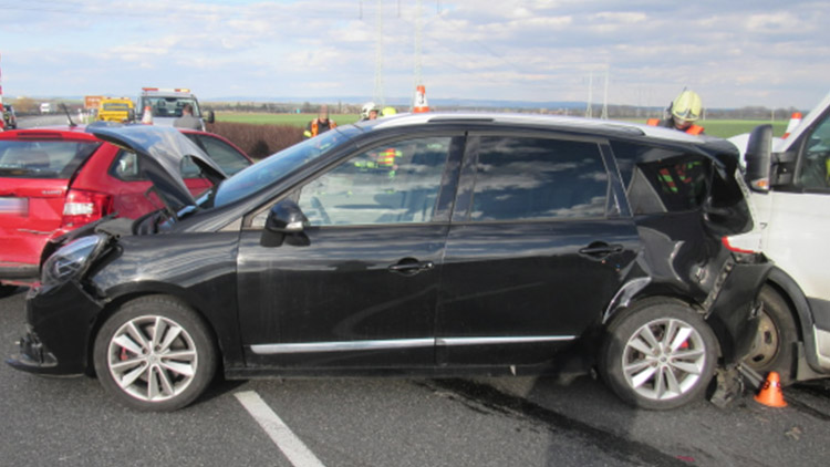 Hromadná nehoda čtyř aut!